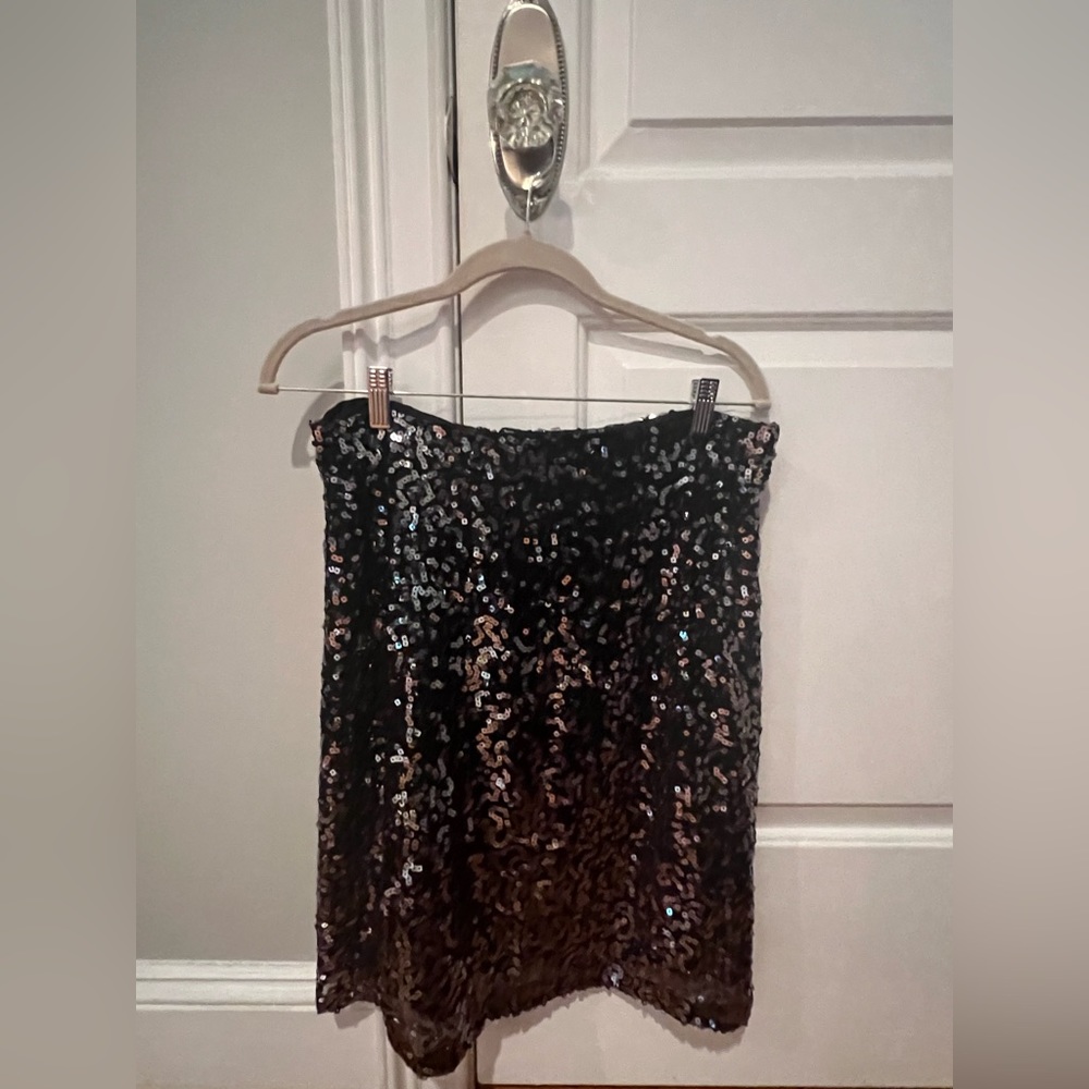 Tahari Black & silver sequin skirt, Size 12 but runs small
